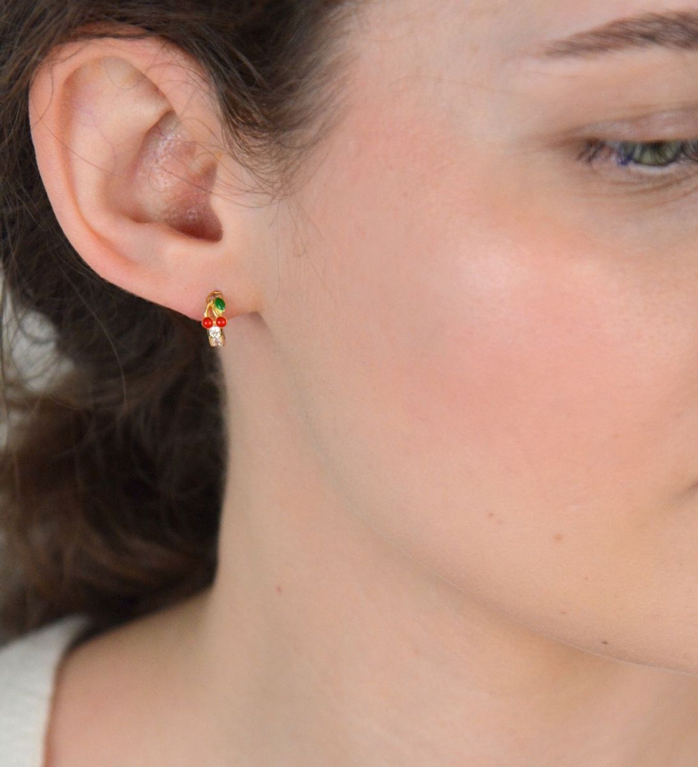 Złote kolczyki dziecięce kółka z wisienkami i białymi cyrkoniami 585 KL 3336.jpg